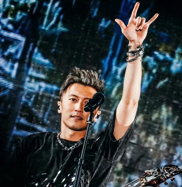 贝格富 谢霆锋再次被传好消息，网友表示：没有王菲我不去，张柏芝不重要