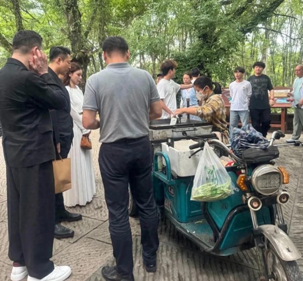 融易富 笑死！汪小菲和马筱梅登黄山顶！有恐高症的汪不敢回头看！