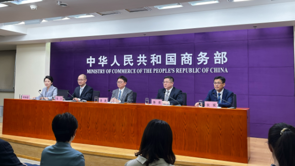 众团优配 蒙古国总统呼日勒苏赫乘机抵达天津 出席2025年上合组织峰会