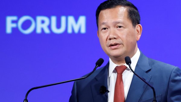 米牛金融 王沪宁会见柬埔寨首相洪玛奈